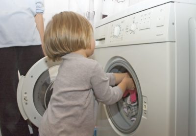 Äiti, lapsi ja pyykinpesukone