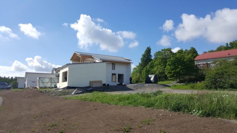 Villa Roiha harjakaisten aikaan kesäkuussa 2017.