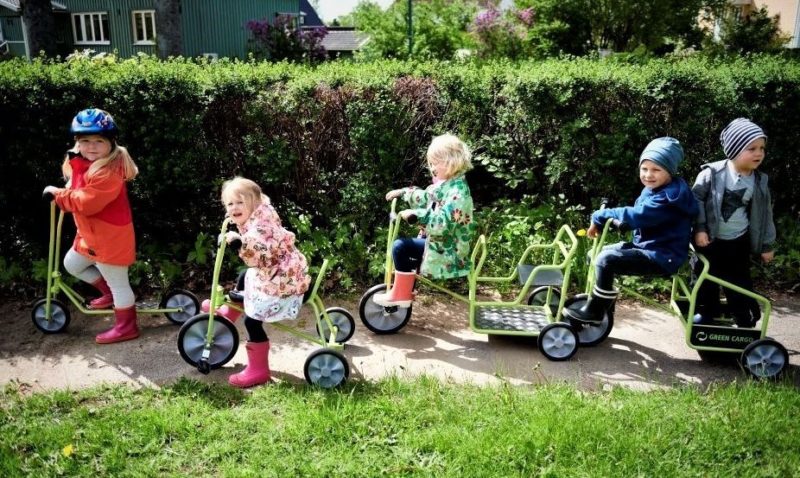 Lapsia Lekolarin Joutsenmerkityillä polkupyörillä. Kuva: Lekolar