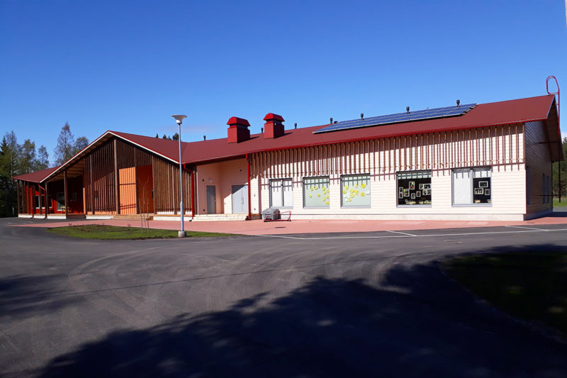 Iin Alarannan koulu kuvattuna parkkipaikalta kesällä 2021. Kuva: Samuli Hanhisalo