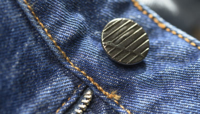Joutsenmerkittyjen farkkujen nappi. Button on a pair of Nordic Swan Ecolabelled jeans.