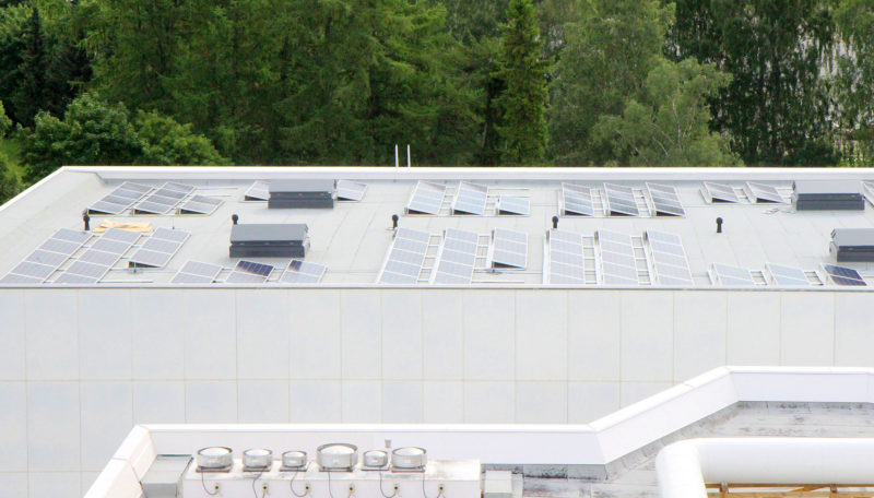 Aurinkopaneeleja Tampere-talon katolla. Kuva: Tampere-talo